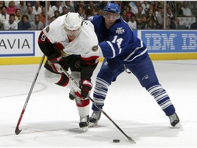 Former Senator Martin Havlat in 2005 with former Blue and White Matt  Stajan in pursuit.