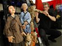 Le marionnettiste Peter Schaefer de Tanglewood Marionettes se prépare dans les coulisses avant un spectacle au Puppets Up!  Festival international de marionnettes à Almonte le samedi 8 août 2015. 