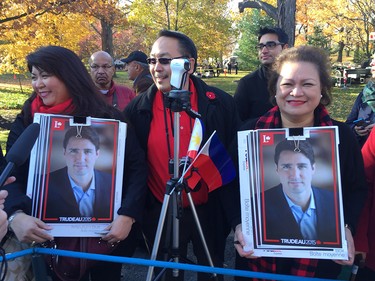 Fans of Justin Trudeau wait for his arrival at Rideau Hall. (Wayne Cuddington/Ottawa Citizen)