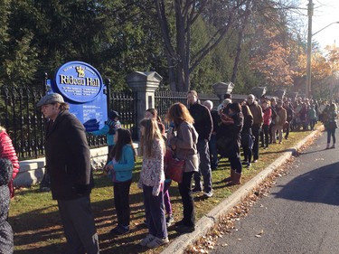 Lineup at MacKay street entrance Rideau hall. (Alan Kors/Ottawa Citizen)