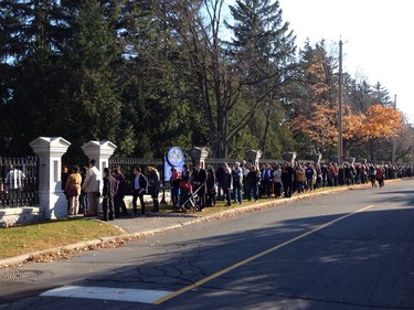 Lineup at MacKay street entrance Rideau hall. (Alan Kors/Ottawa Citizen)