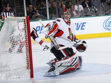 Craig Anderson #41 of the Ottawa Senators tends goal.