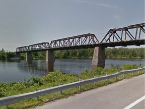 Pont Noir, a former rail bridge that now serves as a crossing for the STO Rapibus, will be closed for repairs this weekend.