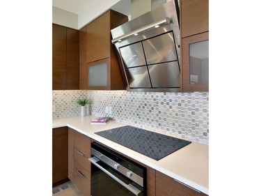HN Homes’ Kenson model takes the stainless-steel wall hood to a new level with the angled Matrix range hood by Faber.