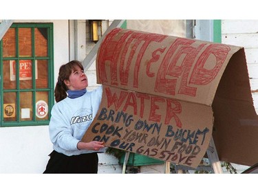 Jan 10, 1998-- Jennifer Kuiack of the Manotick Tea Room puts up a sign  letting area residents know that they can get all the water they want and cook their own food at this Main St eatery.  Although the restaurant is without power it does have a gas stove and like the sign says folks are more than welcome to use their facilities.