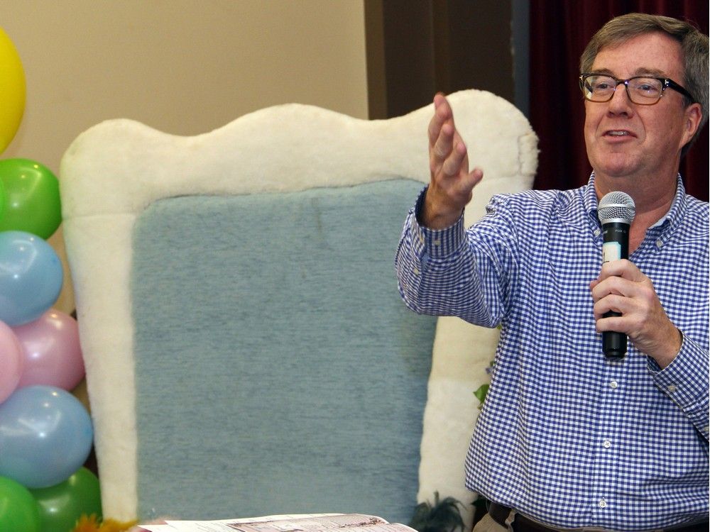 Mayor Jim Watson gave some brief remarks at the Wonderland Tea Party for Youth Mental Health, held at the Hellenic Meeting and Reception Centre on Sunday, February 21, 2016. 