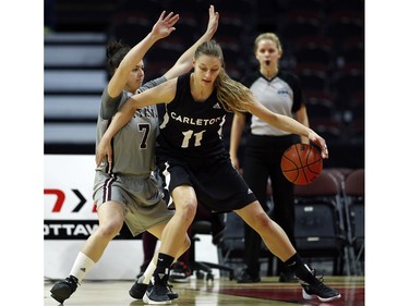 uOttawa Gee-Gees' Kellie Forand, 7, guards Carleton University Ravens' Lindsey Suprunchuk, 11.