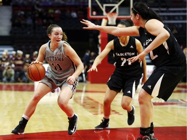 uOttawa Gee-Gees' Kellie Ring, 11, is marked by Carleton University Ravens' Elizabeth Leblanc, 21, and Heather Lindsay, 22.