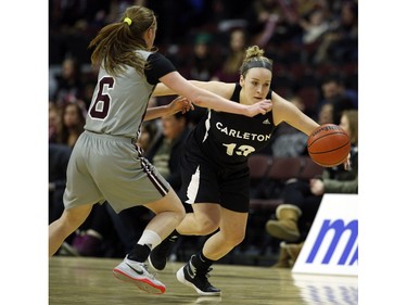 uOttawa Gee-Gees' Krista van Slingerland, 6, chases Carleton University Ravens' Nicole Gilmore, right.