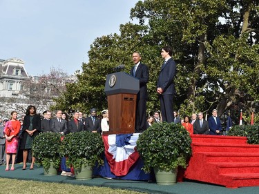 US President Barack Obama and Canada's Prime Minister Justin Trudeau take part in a welcome ceremony during a State Visit on the South Lawn of the White House on March 10, 2016 in Washington, DC. /
