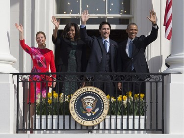 (L-R) Canadian First Lady Sophie Grégoire-Trudeau, US First Lady Michelle Obama, Canadian Prime Minister Justin Trudeau and US President Barack Obama wave from the south portico of the White House during a welcoming ceremony in Washington, DC, March 10, 2016. /