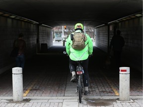 Construction of the light rail line near the University of Ottawa will force the overnight closures of the uOttawa pedestrian and cycling underpass.