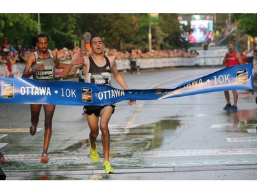 Mohammed Ziani of Morocco just beats Yitayal Zerihun Atnafu of Ethiopia to the 10K finish line.