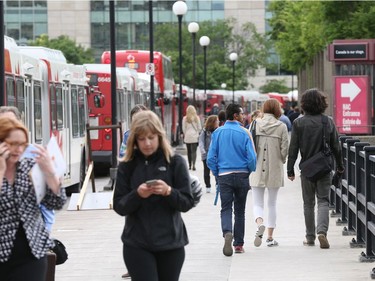 Busy MacKenzie Street Bridge late in the afternoon after sink hole occurred on Rideau St., June 08, 2016.  Photo by Jean Levac 
keyword: sinkhole Rideau Street