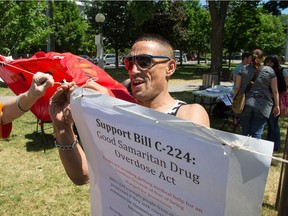 David Fuller helps string a banner in Minto Park as the AIDS Committee of Ottawa presents Support Don't Punish day of action trying to replace war on drugs with help for people who are addicted. Themes are Good Samaritan laws, OCDC lawsuit and help fighting tickets for nuisance behaviours. (WAYNE CUDDINGTON) Assignment - 124118
