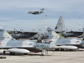 French Air Force M2000 Mirage fighters and Royal Canadian Air Force CC-130J Hercules transports prepare for take off as a CC-177 Globemaster takes off from the runway behind them during Exercise MAPLE FLAG at 4 Wing Cold Lake, Alberta on June 1, 2016.

Photo: Cpl Ian Thompson, 4 Wing Imaging
CK01-2016-0510-029
~
Des chasseurs M2000 Mirage de l’Armée de l’air française et un CC-130J Hercules de l’Aviation royale canadienne s’apprêtent à décoller, alors qu’un avion CC-177 Globemaster décolle derrière eux, au cours de l’exercice MAPLE FLAG, à la 4e Escadre Cold Lake, en Alberta, le 1er juin 2016. 

Photo : Cpl Ian Thompson, Services d’imagerie de la 4e Escadre
CK01-2016-0510-029