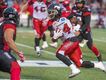 Roy Finch carries the ball in the second quarter.