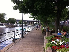Sainte-Anne-de-Bellevue boasts a boardwalk running along the canal and locks that link Lac des Deux Montagnes and Lac Saint-Louis. The busy canal was originally a commercial passageway, but is now used by recreational boaters.