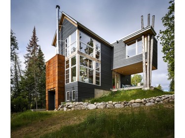 Barry J. Hobin and Associates Architects Inc. won the 2016 Housing Design Awards in the category of anywhere in the world for a fun cottage on the Ottawa River.