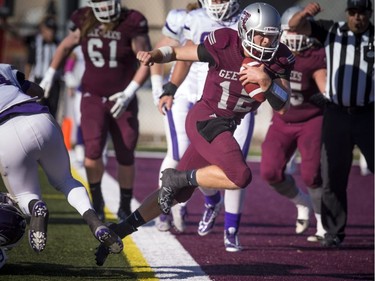 QB Derek Wendel runs into the end zone, scoring a Gee-Gees touchdown.