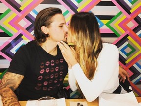 Melinda Currey announces engagement to Erik Karlsson on Instagram.