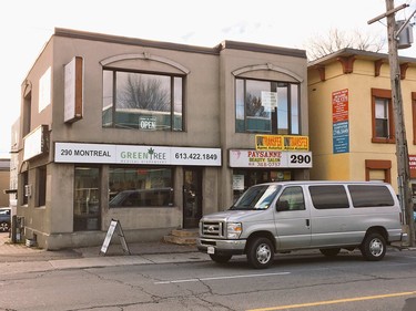 Ottawa Police raiding Green Tree Medical Dispensary pot shop on Montreal Rd in Vanier