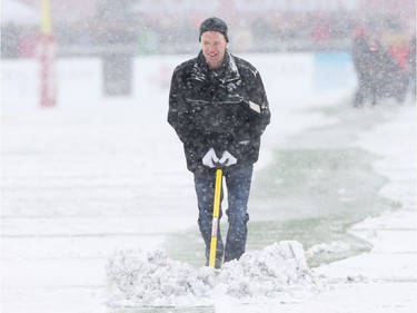 The field needed to be shovelled due to the heavy snow fall during the game opposing the Edmonton Eskimos against the Ottawa Redblacks during first half of the CFL's East Division Final held at TD Place in Ottawa, November 20, 2016.  Photo by Jean Levac  ORG XMIT: 125313