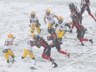 The Ottawa Redblacks battle in the snow against the Edmonton Eskimos during first half of the CFL's East Division Final held at TD Place in Ottawa, November 20, 2016.  Photo by Jean Levac  ORG XMIT: 125313