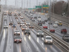 Traffic 417 east bound near Parkdale Ave in Ottawa, November 21, 2016.