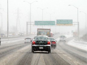 Traffic in the snow on the 417 west bound in Ottawa, November 21, 2016.