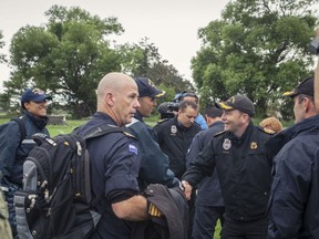 Commander (Cdr) Clive Butler, HMCS Vancouver greets commanders from other nations in in Kaikoura, New Zealand on November 17, 2016 before a meeting to determine how to assist New Zealanders and Kaikoura following the massive earthquake on November 14, 2016. Photo: LS Sergej Krivenko , HMCS Vancouver