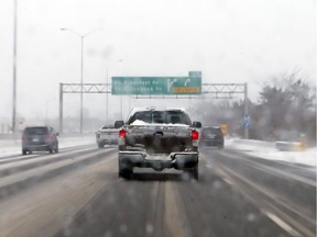 Traffic in the snow on the 417 west bound in Ottawa, November 21, 2016.  Photo by Jean Levac