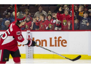 Young fans watch Erik Karlsson.