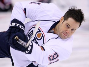 OTTAWA, ONT.-NOVEMBER 10, 2009- Mike Comrie of the Edmonton Oilers, warms up in the pre-game skate as the Ottawa Senators take on the Edmonton Oilers in NHL action at Scotiabank Place in Ottawa , November 10, 2009. (Photo by Wayne Cuddington, Ottawa Citizen.)  Assign#97468