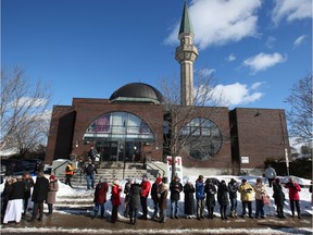 Members of the community made a human chain around the Ottawa Mosque in sign of unity, February 03, 2016. Photo by Jean Levac  ORG XMIT: 125910