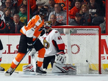 PHILADELPHIA, PA - MARCH 28: Wayne Simmonds #17 of the Philadelphia Flyers watches a shot by Brayden Schenn #10 go past Craig Anderson #41 of the Ottawa Senators during the first period at the Wells Fargo Center on March 28, 2017 in Philadelphia, Pennsylvania.
