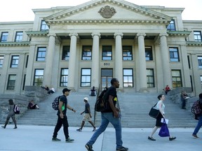 Students bustle about on the campus of the University of Ottawa Monday, Sept. 14, 2015.  (Julie Oliver / Ottawa Citizen) ORG XMIT: POS1509141734305366