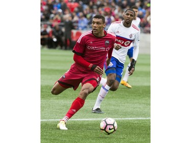 The Ottawa Fury FC's Steevan Dos Santos keeps his head up as he dribbles.