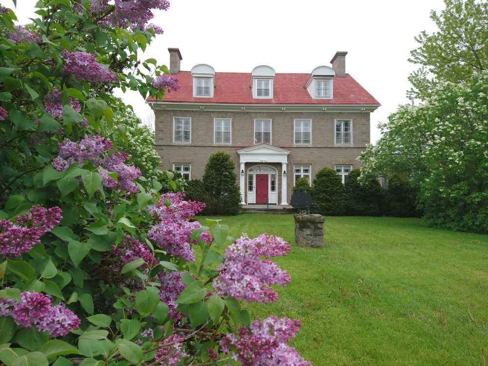 Merrickville House and Garden Tour mixes beautiful gardens, artisans
