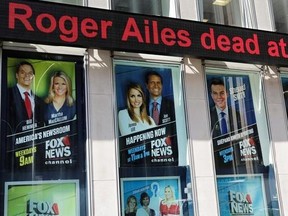 A news ticker on the News Corporation building announces the death of former Fox News Chairman and CEO Roger Ailes, Thursday, May 18, 2017, in New York. (AP Photo/Mark Lennihan)