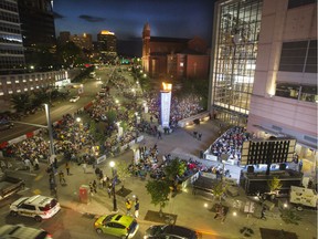 Fans watch Game 1 of the Eastern Conference finals outside Pittsburgh's PPG Paints Arena. (Bruce Deachman, Ottawa Citizen)