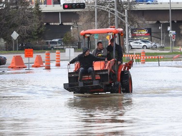 Gatineau emergency workers helped the people of Rue Saint-Louis in Gatineau Wednesday May 3, 2017. More rain has caused water to rise and flooded more people out of their homes.