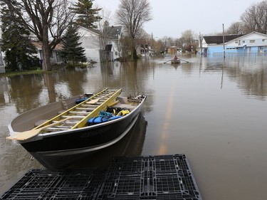 Gatineau emergency workers helped the people of Rue Saint-Louis area in Gatineau Thursday May 4, 2017. More rain has caused water to rise and flooded more people out of their homes. A man uses a boat to get down Rue Saint-Louis in Gatineau Thursday.