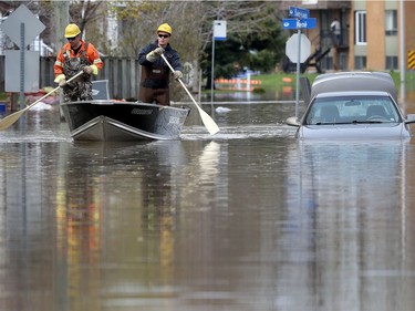 Gatineau emergency workers helped the people of Rue Saint-Louis area in Gatineau Thursday May 4, 2017. More rain has caused water to rise and flooded more people out of their homes. Hydro workers use a boat to get down Rue Saint-Louis in Gatineau Thursday.