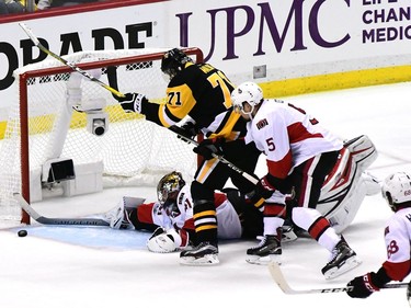 Craig Anderson #41 of the Ottawa Senators makes a diving save against Evgeni Malkin #71 of the Pittsburgh Penguins during the third period in Game Seven of the Eastern Conference Final during the 2017 NHL Stanley Cup Playoffs at PPG PAINTS Arena on May 25, 2017 in Pittsburgh, Pennsylvania.