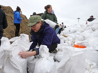 Sand bags are filled in Rockland to help stop the Ottawa river from flooding the Cumberland and Rockland area, May 08, 2017.