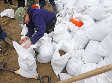 Sand bags are filled in Rockland to help stop the Ottawa river from flooding the Cumberland and Rockland area, May 08, 2017.