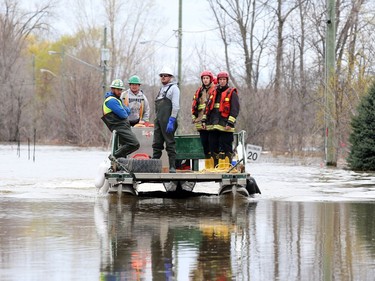 Volunteers help on Voisine Rd to fight off the flood from the Ottawa River in Rockland, May 09, 2017.