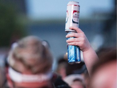 A fan carries a couple beers high overhead prior to the Toby Keith concert during the opening night of the 2017 Ottawa Bluesfest Thursday, July 6, 2017. (Darren Brown/Postmedia) NEG: 126895
Darren Brown, Postmedia