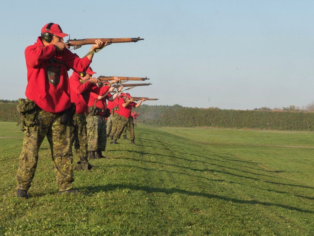 Canadian Rangers demonstrate their skills with Lee Enfield rifles ...